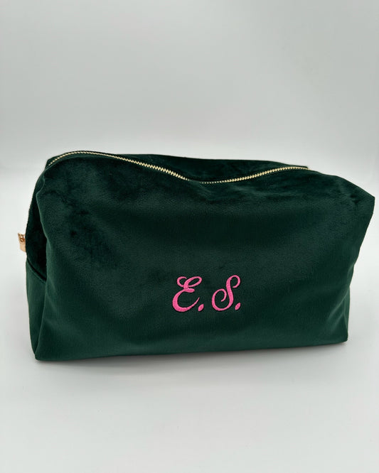 Personalisierte Samt Kosmetik Tasche mit individueller Bestickung Monogramm oder Name in green von studio x monaco