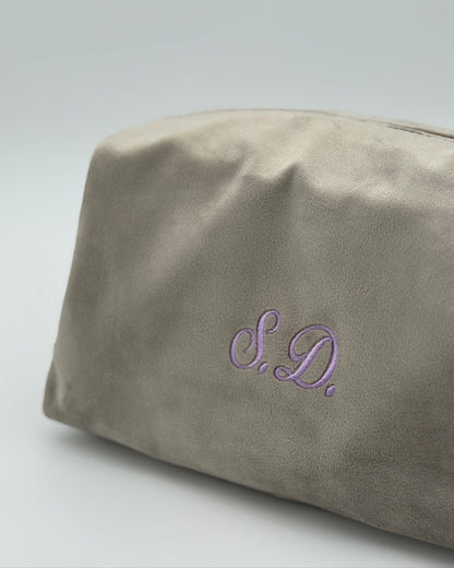 Personalisierte Samt Kosmetik Tasche mit individueller Bestickung Monogramm oder Name von studio x monaco