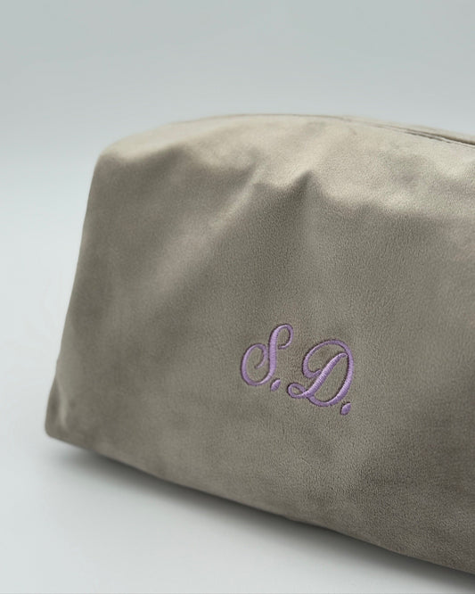Personalisierte Samt Kosmetik Tasche mit individueller Bestickung Monogramm oder Name von studio x monaco