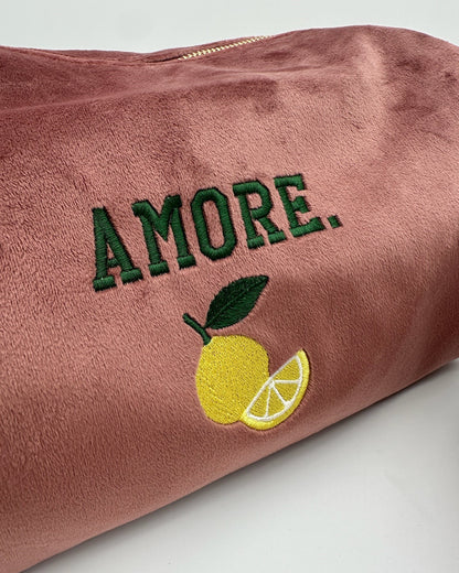 Detailaufnahme Samt Kosmetik Tasche "Amore" aus rose Premium Samt mit feiner Zitronen Stickerei von studio x monaco