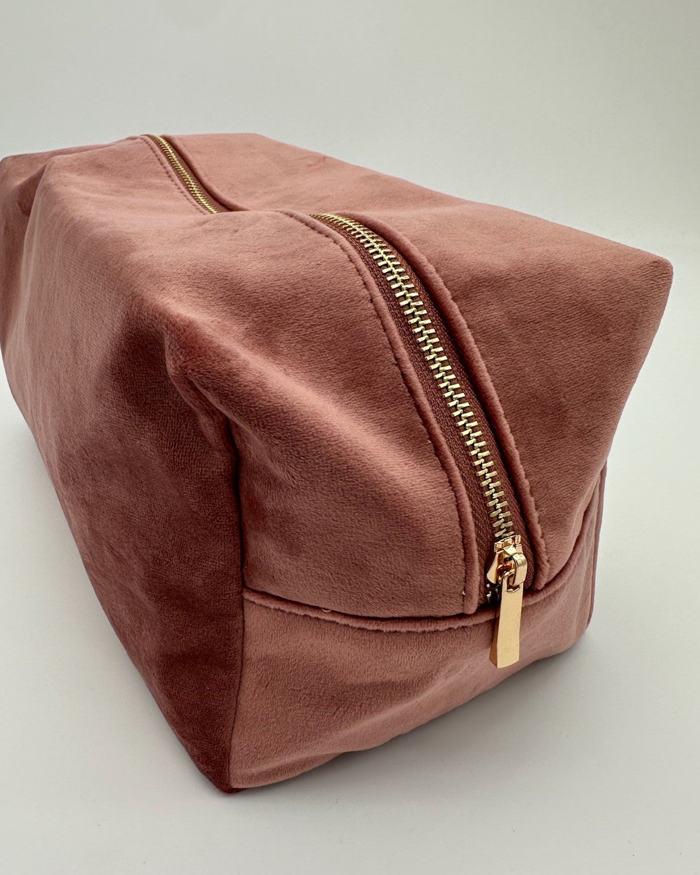 Detailaufnahme Samt Kosmetik Tasche mit individueller Bestickung Monogramm oder Name von studio x monaco