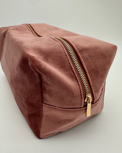 Detailaufnahme Samt Kosmetik Tasche mit individueller Bestickung Monogramm oder Name von studio x monaco