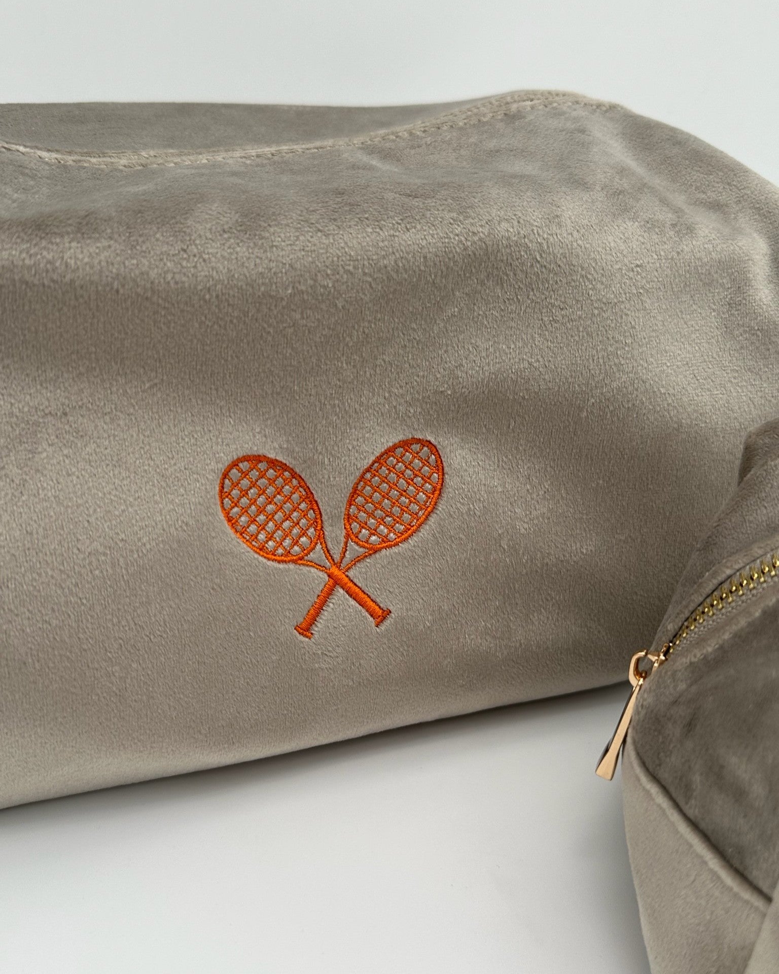 Detailaufnahme Personalisierte Samt Kosmetiktasche "Court Club" aus grauem Premium-Samt mit feiner Tennis-Stickerei von studio x monaco