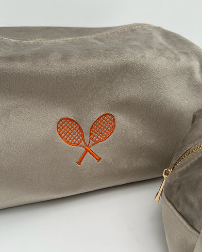 Detailaufnahme Personalisierte Samt Kosmetiktasche "Court Club" aus grauem Premium-Samt mit feiner Tennis-Stickerei von studio x monaco