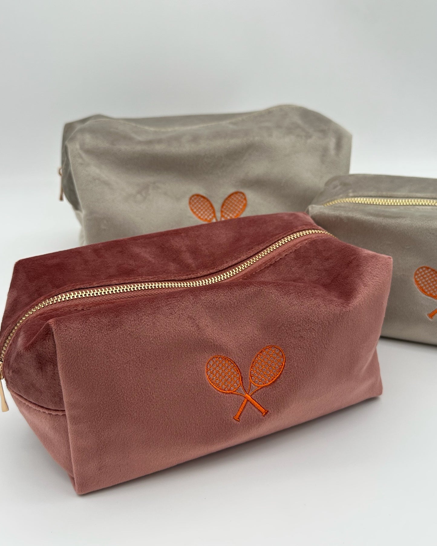 Personalisierte Samt Kosmetiktasche "Court Club" aus rose Premium-Samt mit feiner Tennis-Stickerei von studio x monaco