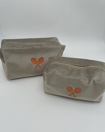 Personalisierte Samt Kosmetiktasche "Court Club" aus grauem Premium-Samt mit feiner Tennis-Stickerei von studio x monaco
