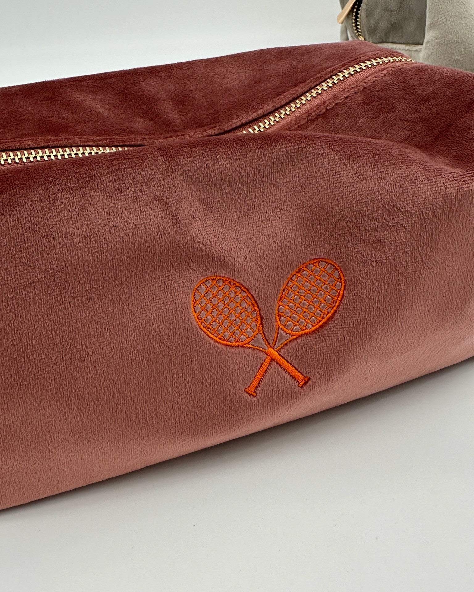 Detailaufnahme Samt Kosmetiktasche "Court Club" aus rose Premium-Samt mit feiner Tennis-Stickerei von studio x monaco