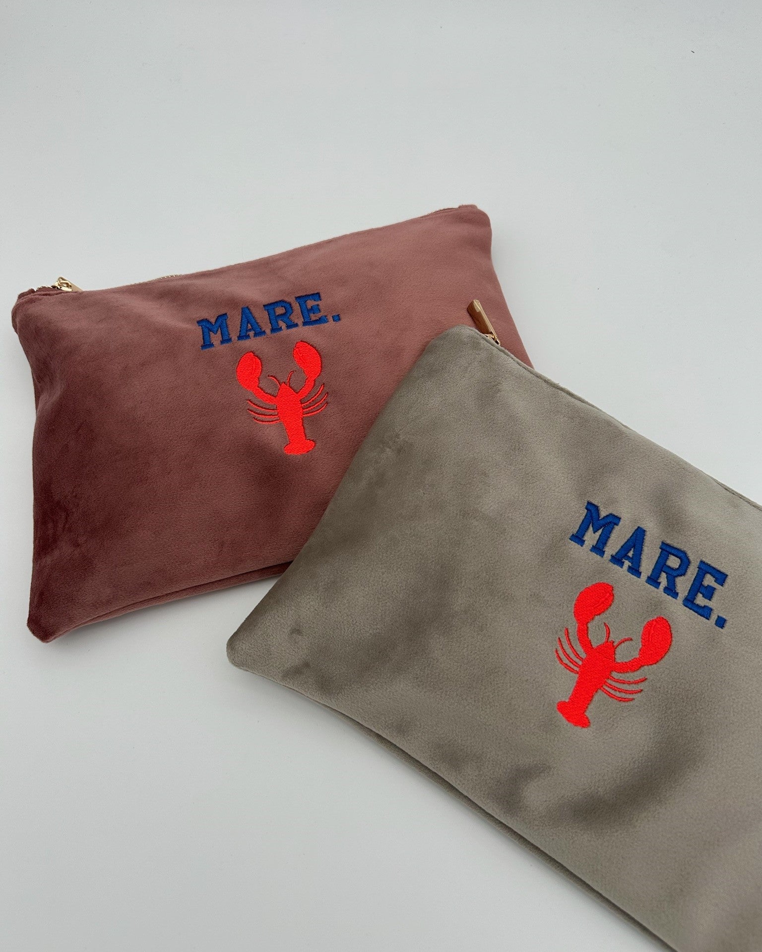 Zwei Samt Kosmetik Pouch mit Lobster-Stickerei in Größe 30 x 20 cm in grey und rose von studio x monaco