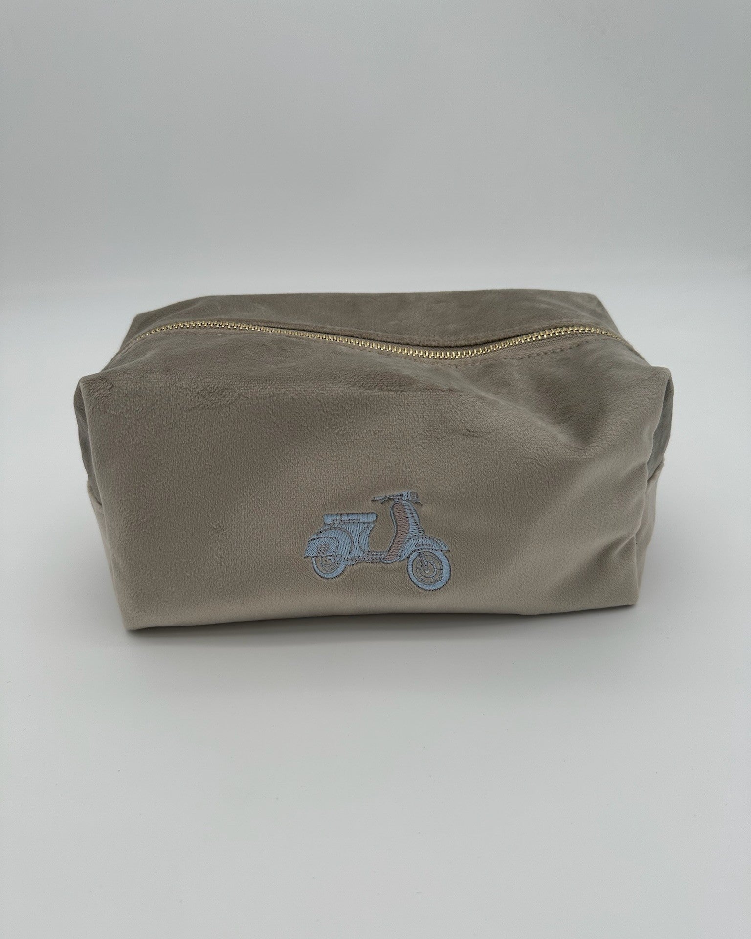 Personalisierte Samt Kosmetiktasche "Retro Scooter" aus grauem Premium-Samt mit feiner Motiv-Stickerei in blau von studio x monaco