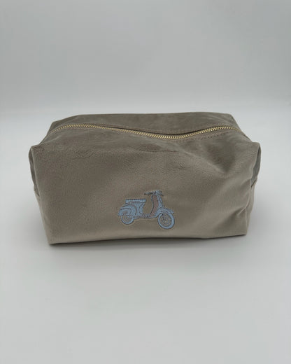 Personalisierte Samt Kosmetiktasche "Retro Scooter" aus grauem Premium-Samt mit feiner Motiv-Stickerei in blau von studio x monaco