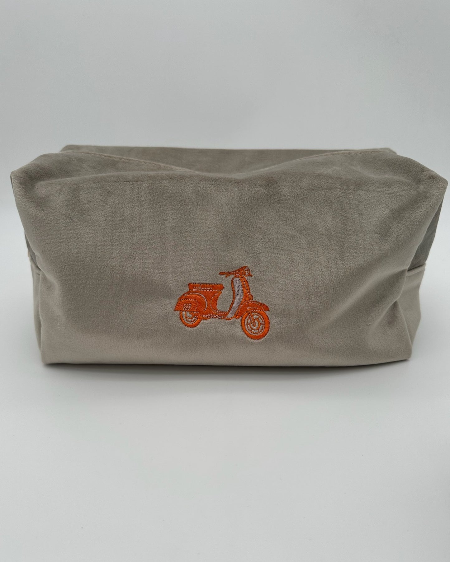 Personalisierte Samt Kosmetiktasche "Retro Scooter" aus grauem Premium-Samt mit feiner Motiv-Stickerei in  Orange von studio x monaco