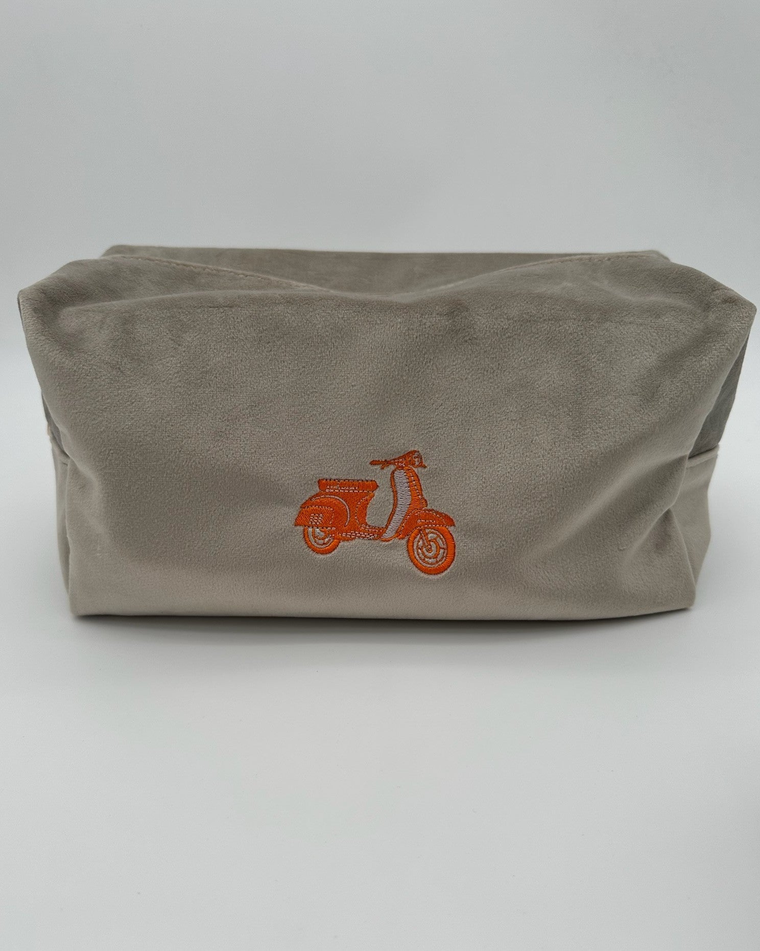 Personalisierte Samt Kosmetiktasche "Retro Scooter" aus grauem Premium-Samt mit feiner Motiv-Stickerei in  Orange von studio x monaco