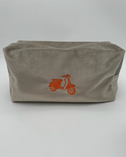 Personalisierte Samt Kosmetiktasche "Retro Scooter" aus grauem Premium-Samt mit feiner Motiv-Stickerei in  Orange von studio x monaco