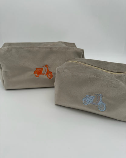 Personalisierte Samt Kosmetiktasche "Retro Scooter" aus grauem Premium-Samt mit feiner Motiv-Stickerei von studio x monaco