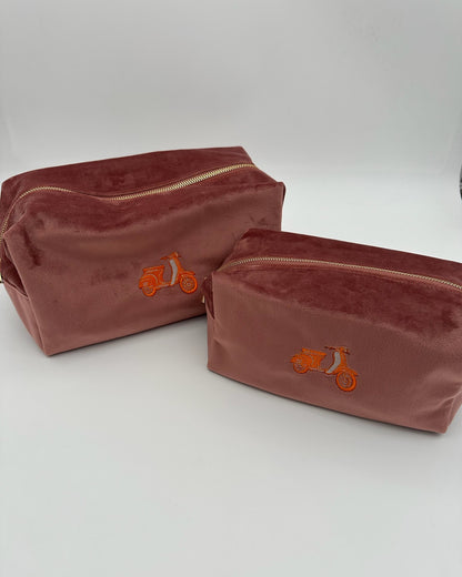 Personalisierte Samt Kosmetiktasche "Retro Scooter" aus rosa Premium-Samt mit feiner Motiv-Stickerei von studio x monaco