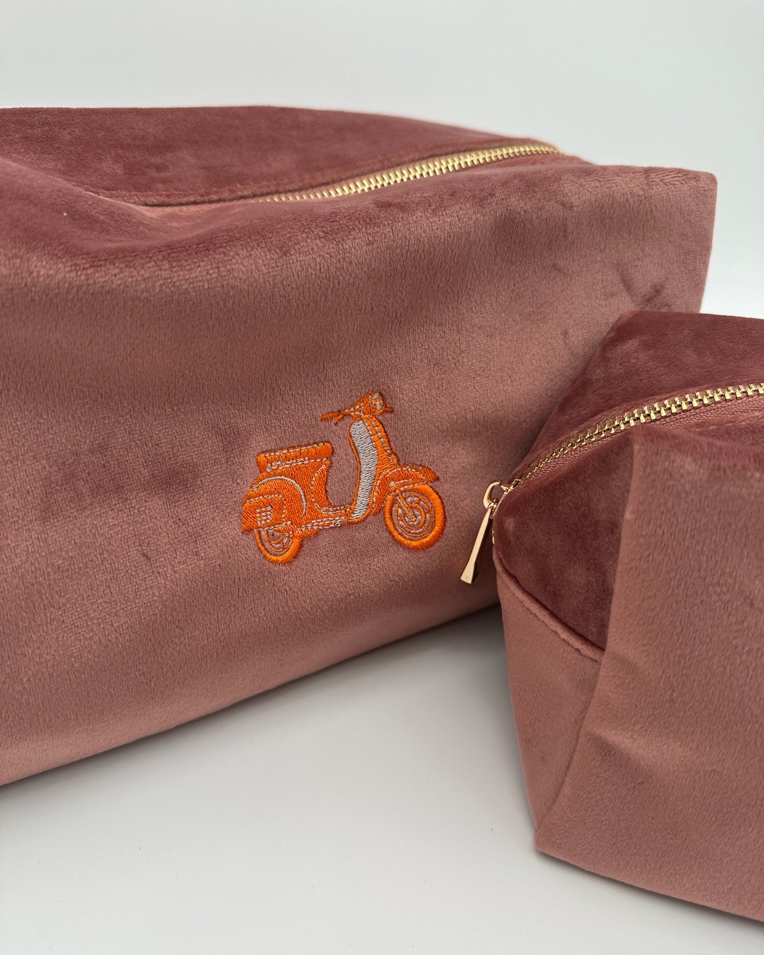 Personalisierte Samt Kosmetiktasche "Retro Scooter" aus rosa Premium-Samt mit feiner Motiv-Stickerei von studio x monaco