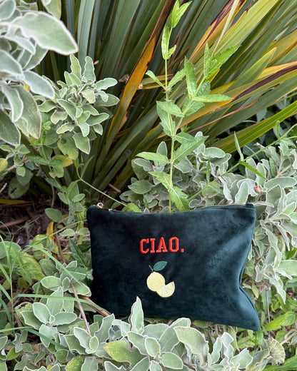 Personalisierbare Samt Kosmetik Pouch mit feiner Stickerei Limone in 30 x 20 cm von studio x moanco
