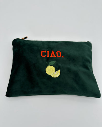 Frontansicht Personalisierbare Samt Kosmetik Pouch mit feiner Stickerei Limone in 30 x 20 cm von studio x moanco