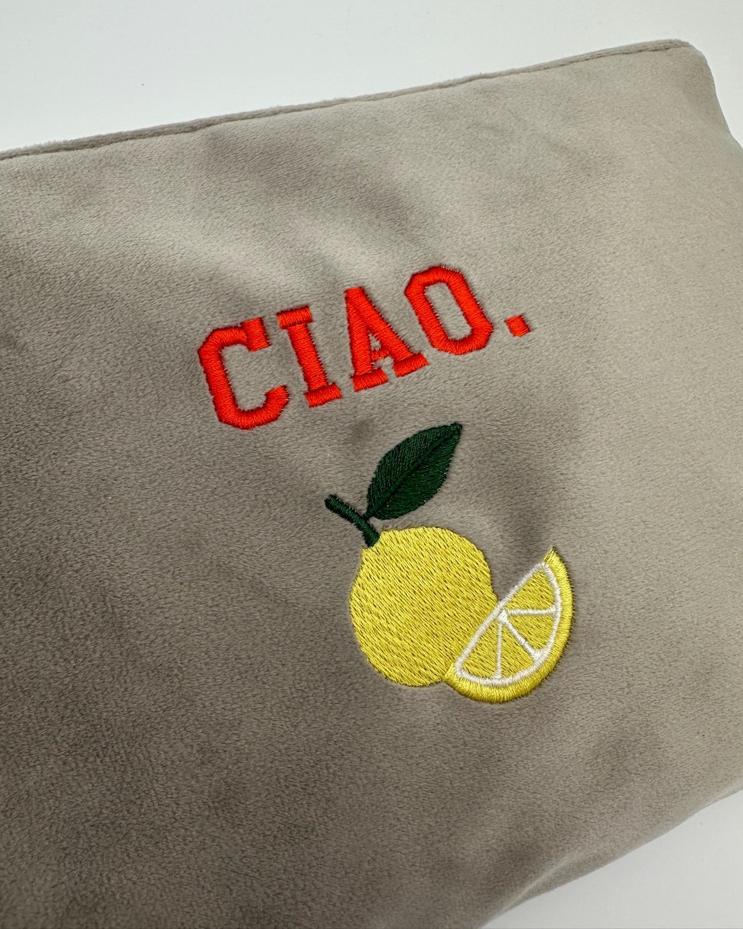 Detailansicht Personalisierbare Samt Kosmetik Pouch mit feiner Stickerei Limone in 30 x 20 cm von studio x moanco