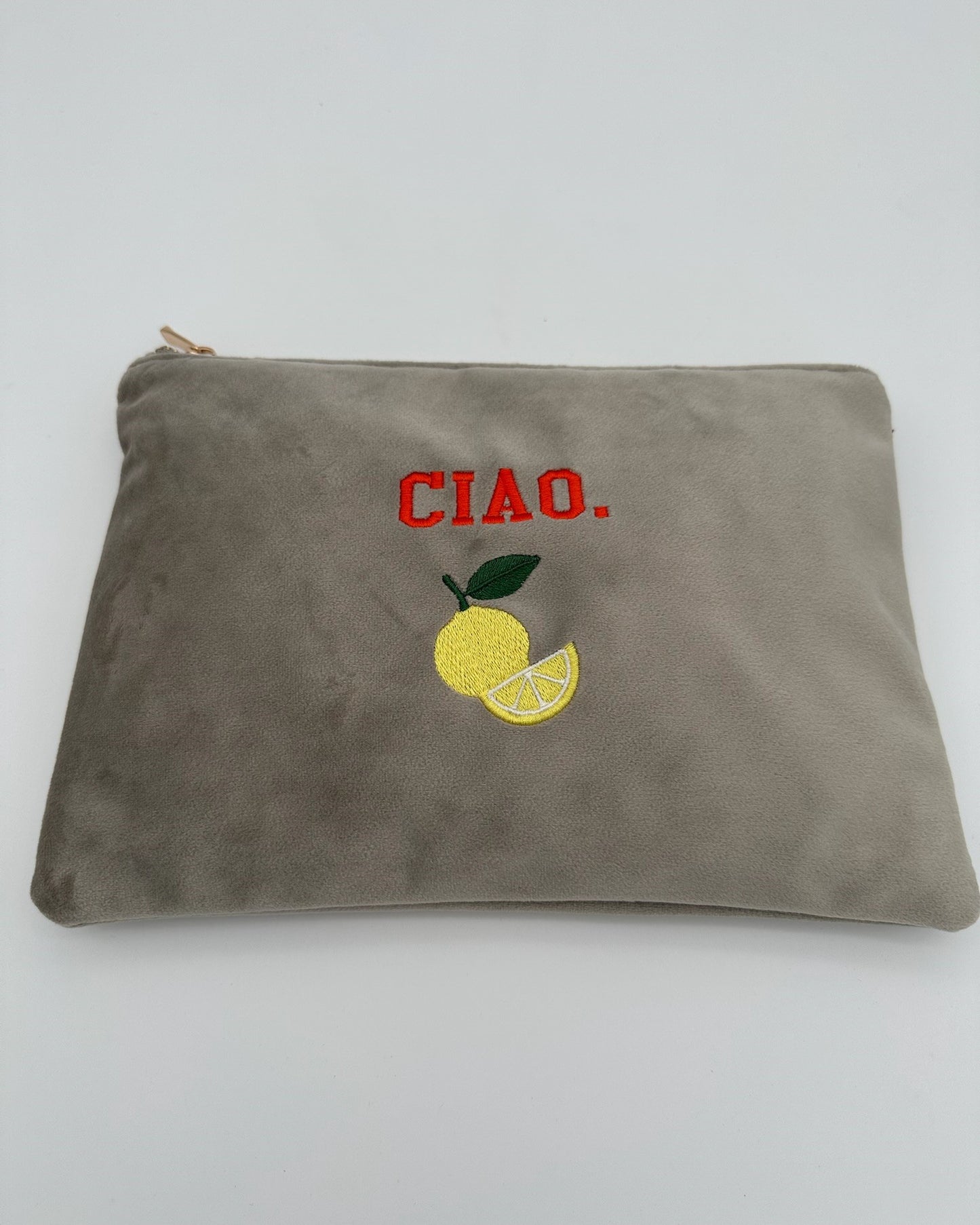 Personalisierbare Samt Kosmetik Pouch mit feiner Stickerei Limone in 30 x 20 cm in grau von studio x moanco