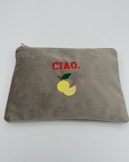 Personalisierbare Samt Kosmetik Pouch mit feiner Stickerei Limone in 30 x 20 cm in grau von studio x moanco