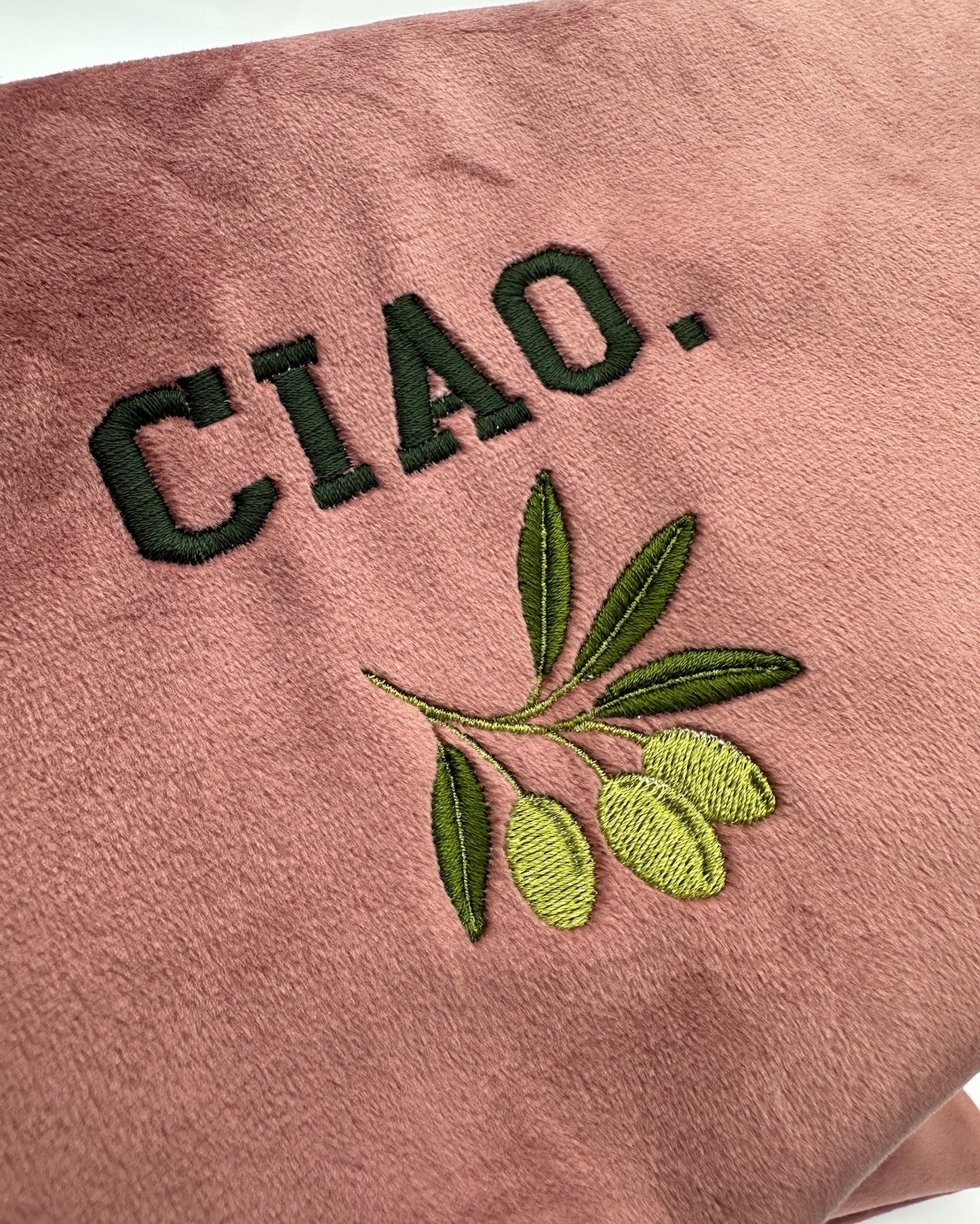Detailansicht Personalisierte Samt Kosmetik Pouch "ciao verde" aus rosefarbenen Premium-Samt mit feiner Oliven-Stickerei von studio x monaco