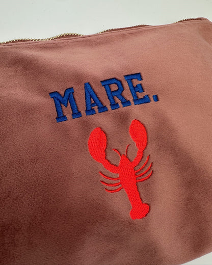 Detailansicht Samt Kosmetik Pouch mit Lobster-Stickerei in Größe 30 x 20 cm in rose von studio x monaco