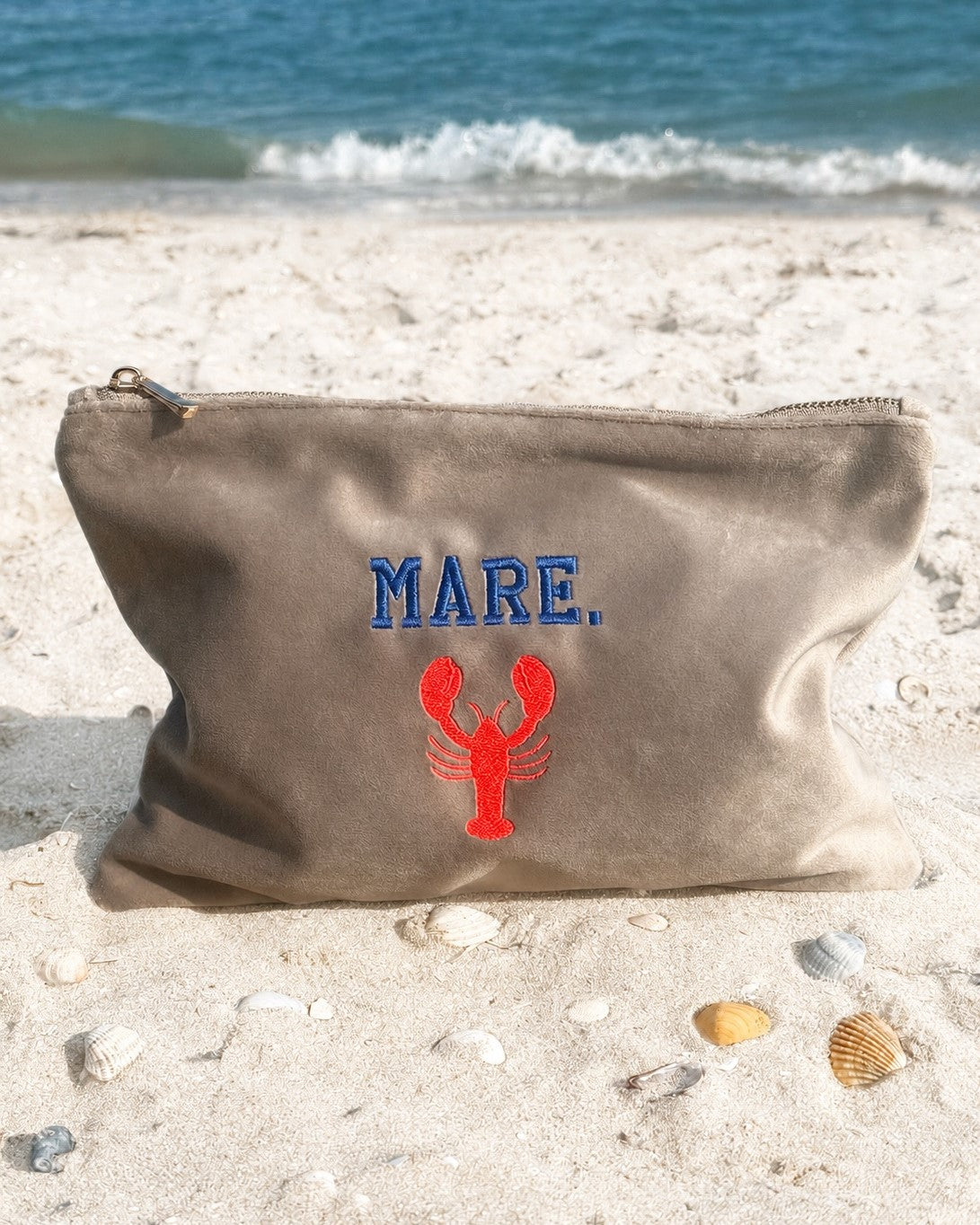 Personalisierbare Samt Kosmetik Pouch mit Lobster-Stickerei in Größe 30 x 20 cm von studio x monaco