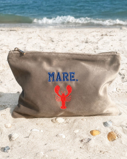 Personalisierbare Samt Kosmetik Pouch mit Lobster-Stickerei in Größe 30 x 20 cm von studio x monaco
