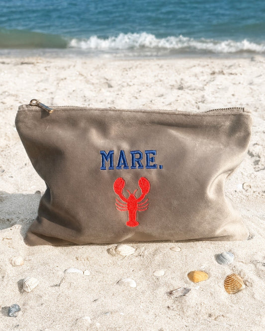 Personalisierbare Samt Kosmetik Pouch mit Lobster-Stickerei in Größe 30 x 20 cm von studio x monaco