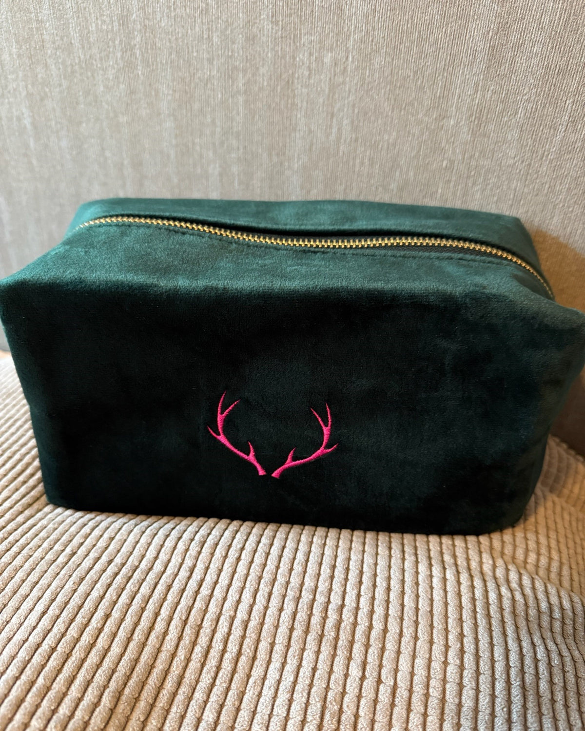 Samt Kosmetik Tasche Selva mit Hirschgeweih-Stickerei in Emerald Green mit pink von studio x monaco in Szene