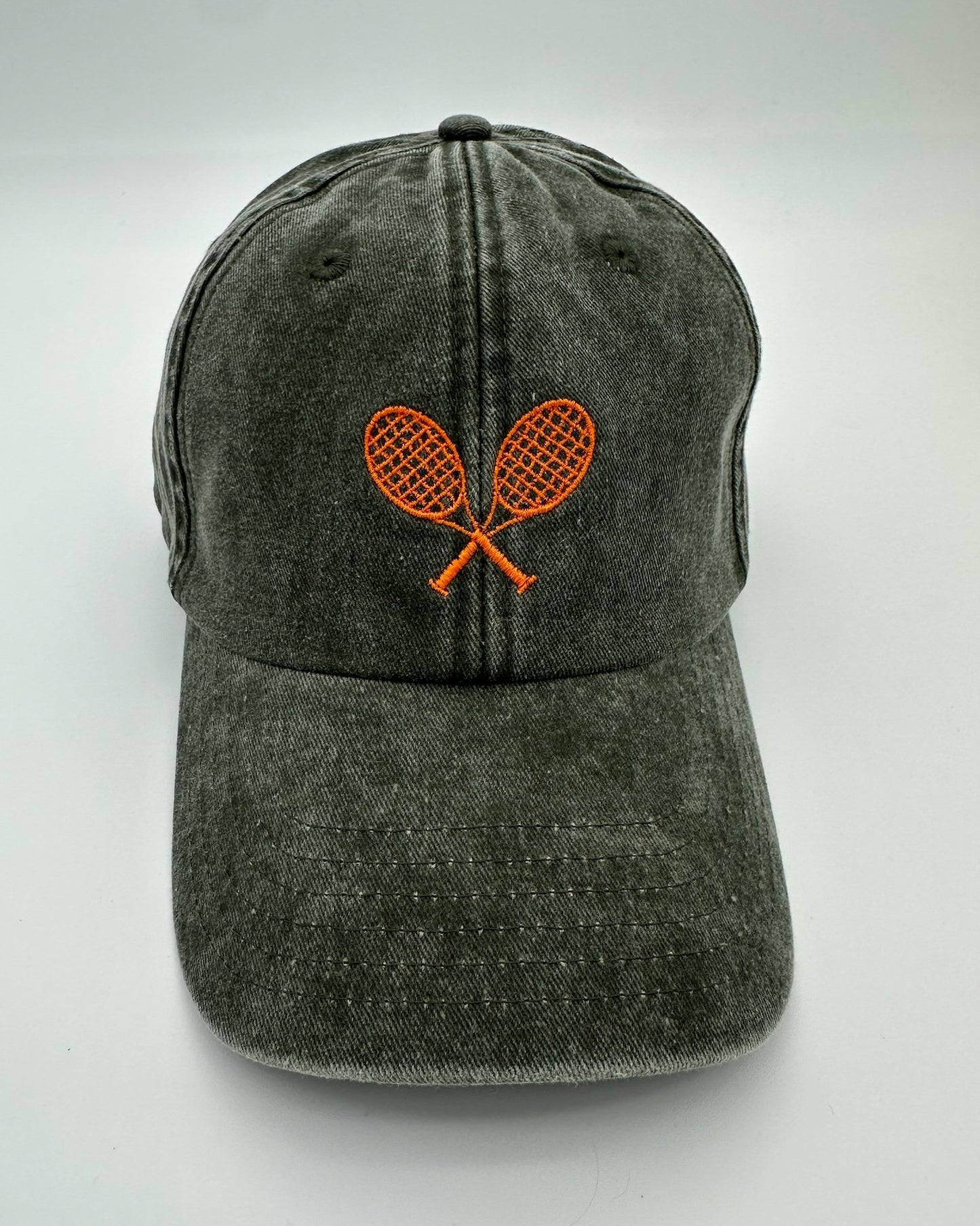 Vintage Cap mit hochwertiger Bestickung Court Club in olive von studio x monaco