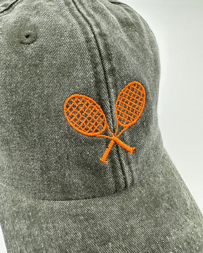 Detailansicht Vintage Cap mit hochwertiger Bestickung Court Club in olive von studio x monaco
