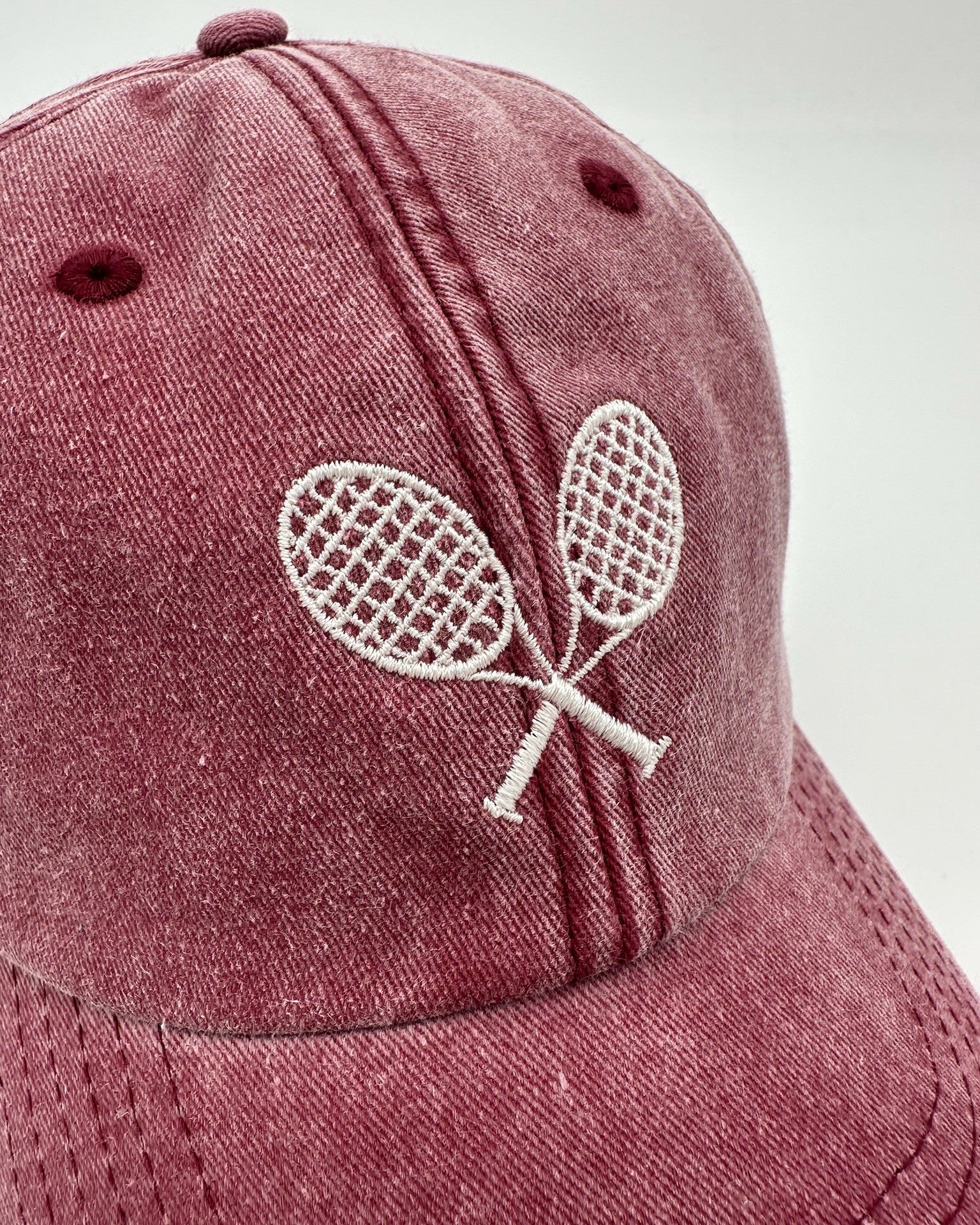 Detailansicht Court Club Vintage Cap mit hochwertiger Bestickung Court Club in vintage red