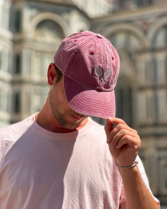 Vintage Cap mit gesticktem Tennis Motiv getragen von studio x monaco