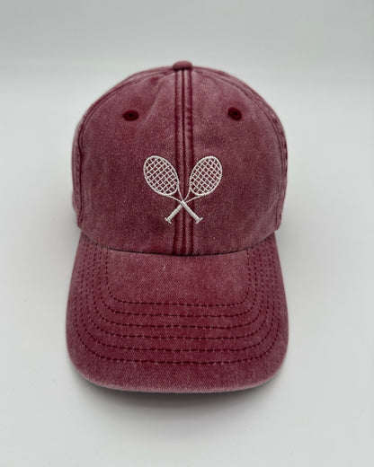 Vintage Cap mit hochwertiger Bestickung Court Club in vintage red von studio x monaco