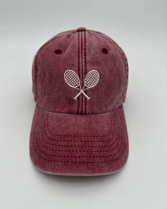 Vintage Cap mit hochwertiger Bestickung Court Club in vintage red von studio x monaco