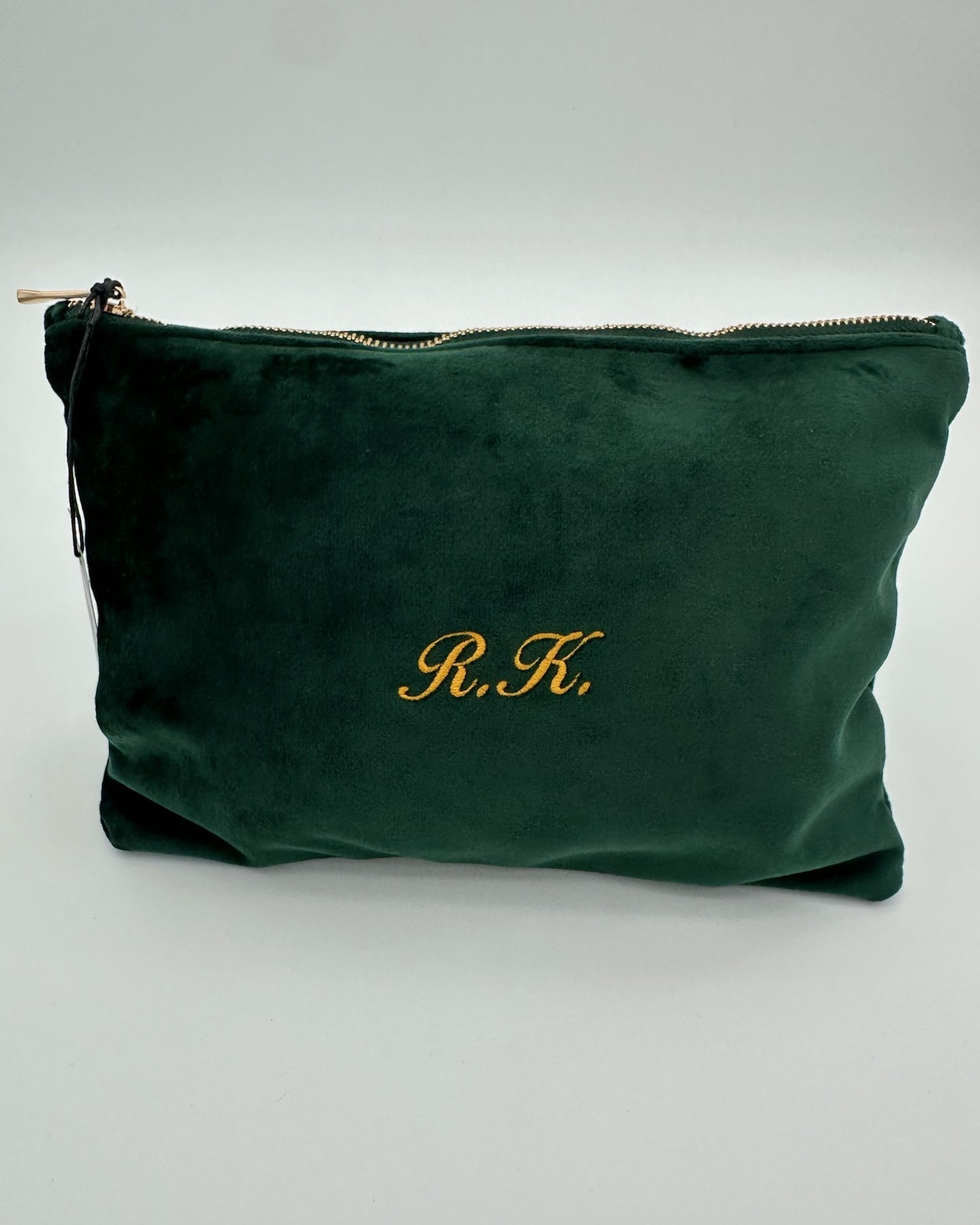 Personalisierbare Samt Kosmetik Pouch mit Hirsch Stickerei in Größe 30x20cm, personalisierbar mit Name oder Initialen von studio x monaco