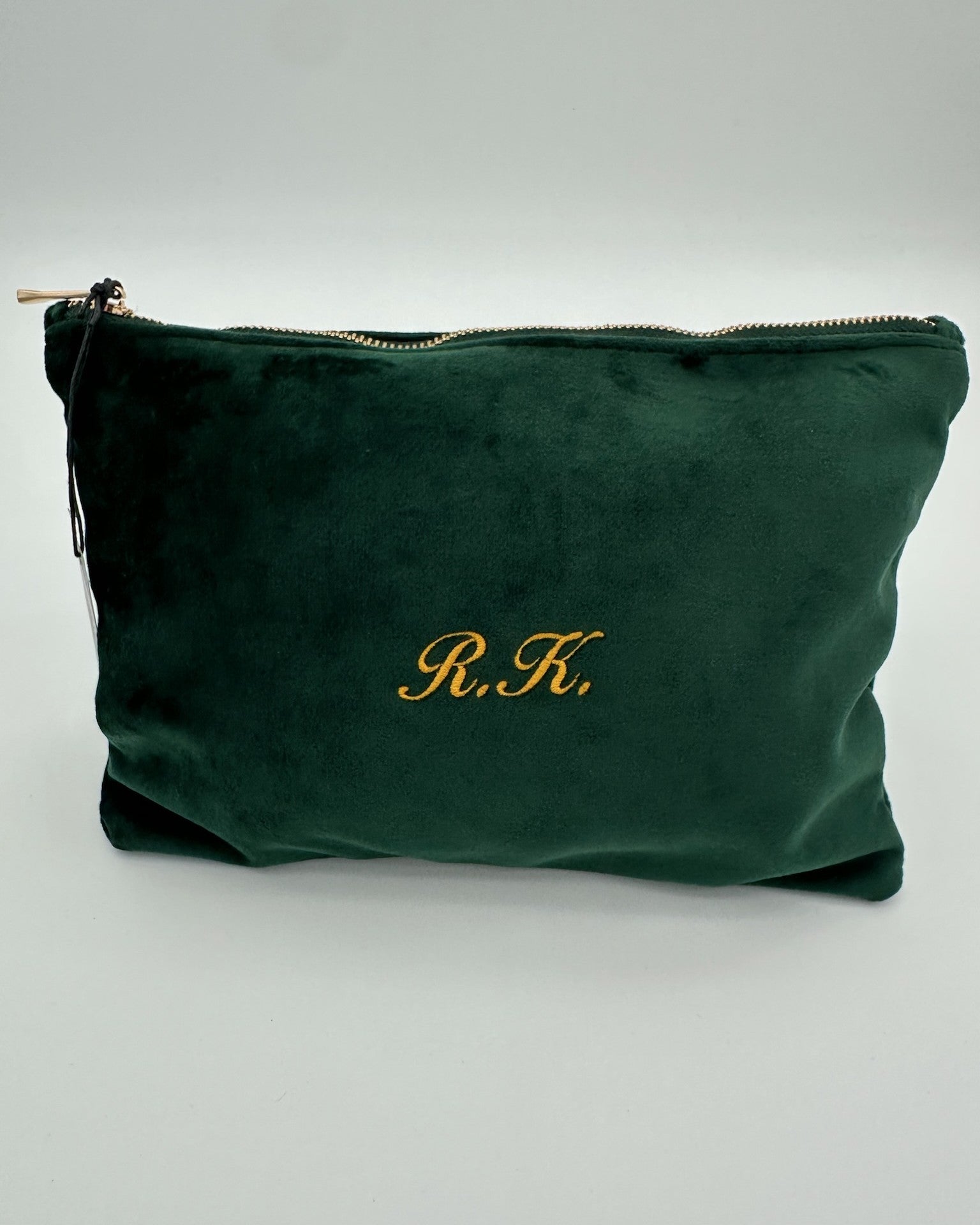 Personalisierbare Samt Kosmetik Pouch mit Hirsch Stickerei in Größe 30x20cm, personalisierbar mit Name oder Initialen von studio x monaco