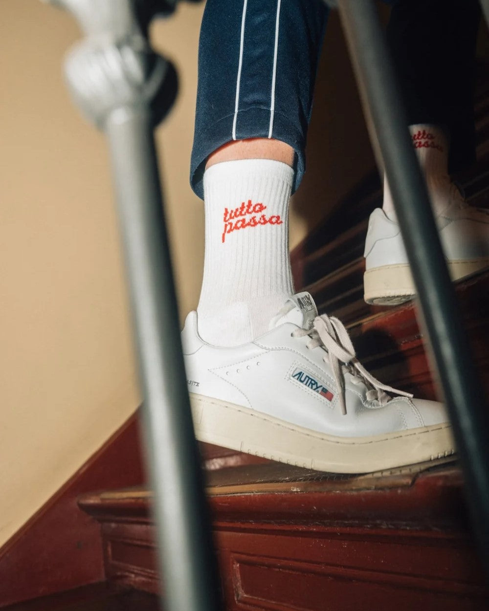 Weiße Tutto Passa Socken getragen mit Sneakern